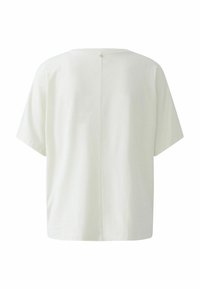 Witte blouse met korte mouwen en een ronde halslijn, met een centrale naad en een kleine knoopaccent aan de achterkant. Gemaakt van zachte, lichte stof.