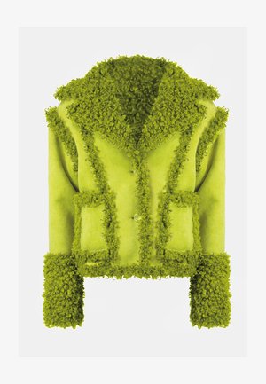 Vihreä, teksturoitu takki, jossa on pörröinen pinta, suuri kaulus ja patch-taskut. Varustettu nappisuljennalla ja lyhennetyillä hihoilla. Pehmeä materiaali.