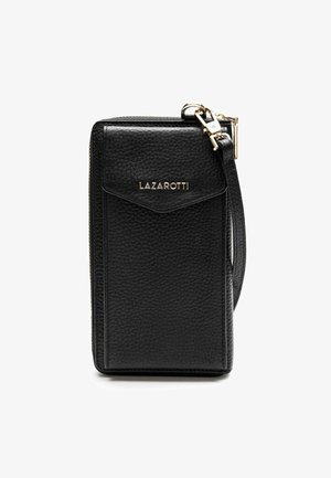 Portafoglio per smartphone in pelle nera con finitura testurizzata, hardware dorato, chiusura con zip e tracolla. Presenta un dettaglio con tasca frontale brandizzata.