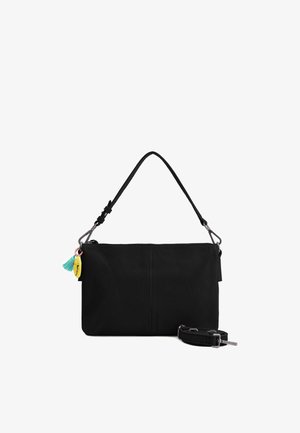 Borsa clutch in pelle nera con tracolla rimovibile, chiusura a zip e dettagli decorativi colorati, tra cui un nappa e un piccolo ornamento giallo.