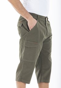Shorts cargo khaki avec une coupe décontractée, plusieurs poches et une longueur jusqu'au genou, fabriqués en tissu durable au toucher doux.