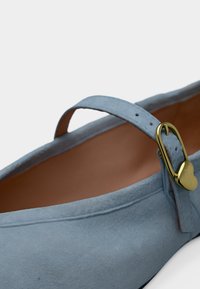 Γαλάζιο σουέτ μπαλαρίνα με χρυσή αγκράφα σε σχήμα καρδιάς στο λουράκι και ταμπά εσωτερική επένδυση.