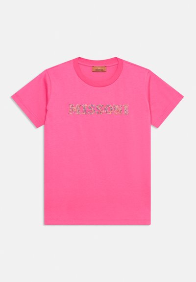 Φωτεινό ροζ κοντομάνικο t-shirt με το γράμμα M I S S O N I γραμμένο σε πολύχρωμες χάντρες κατά μήκος του στήθους.