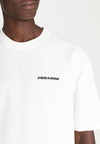 Pegador LOGO TEE - T-shirt básica - bright white