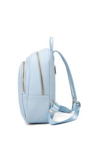 Zaino in ecopelle azzurro chiaro con doppia cerniera, spallacci regolabili e un design piatto e strutturato con più compartimenti.