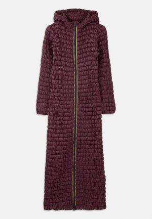 Long manteau matelassé violet avec capuche, présentant un design texturé et matelassé ainsi qu'une fermeture éclair jaune sur le devant.