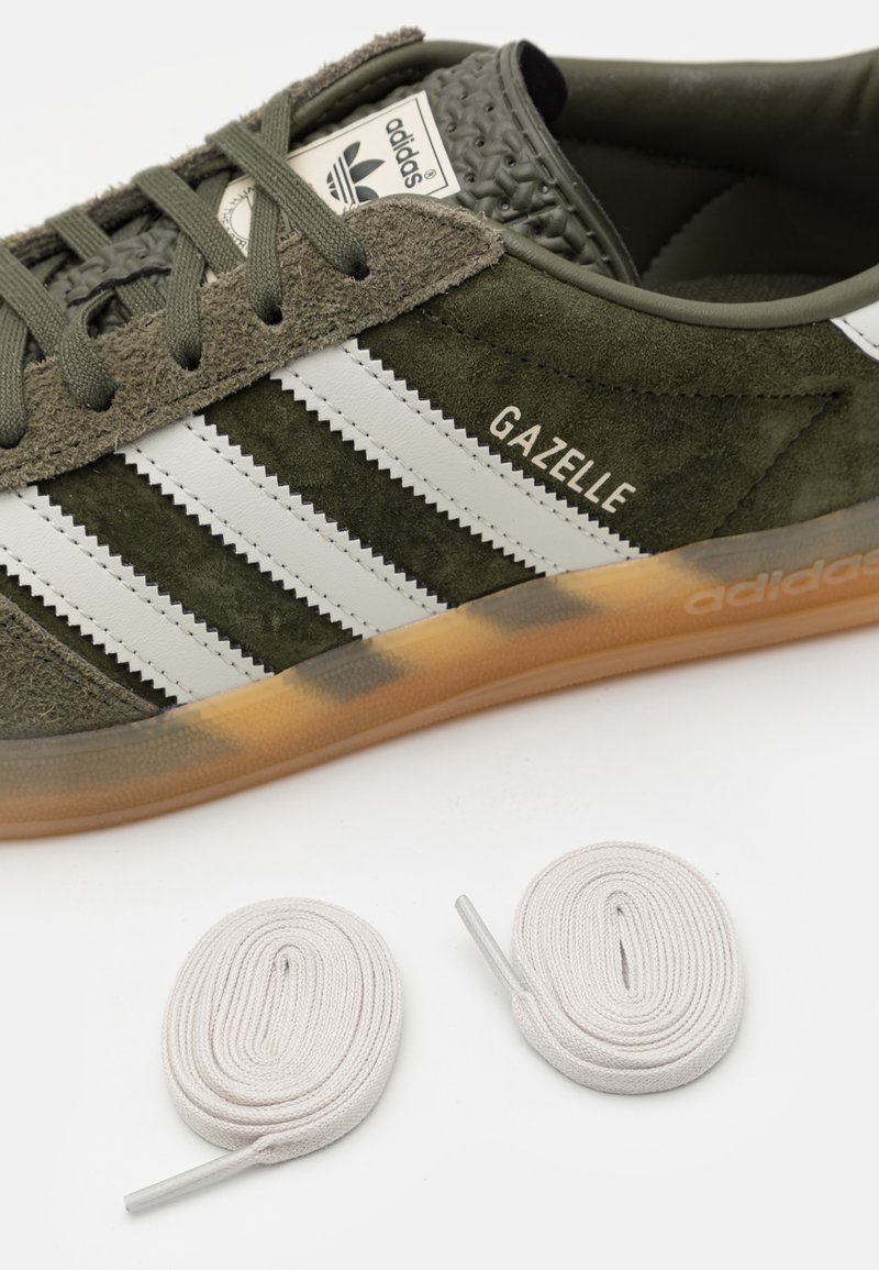 adidas Originals GAZELLE INDOOR UNISEX - Sneaker low - night cargo/alumina/oliv  - Zalando