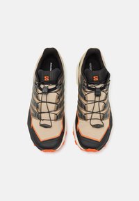 Salomon THUNDERCROSS - Scarpe da trail running - safari/red orange/sharp green