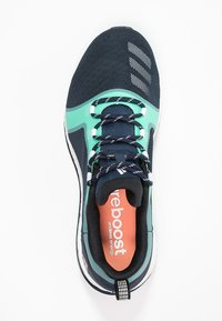 Scarpa sportiva da uomo con tomaia in mesh blu navy, dettagli turchesi e particolari bianchi. Presenta lacci blu e una soletta arancione con il marchio "boost".