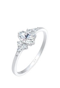 Anello in argento sterling con pietra centrale a taglio marquise e piccole pietre tonde su ciascun lato, caratterizzato da una finitura lucida e liscia.