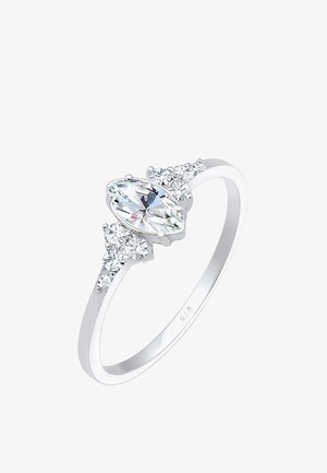 Prstan iz sterling srebra s središnjim kamnom v obliki marquise in manjšimi okroglimi kamni na obeh straneh, ki se ponaša s poliranim, gladkim finišem.