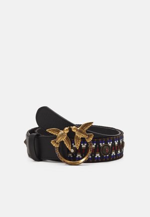 Ceinture noire avec un motif tissé bleu, blanc et rouge et une boucle dorée ornée de deux oiseaux face à face.