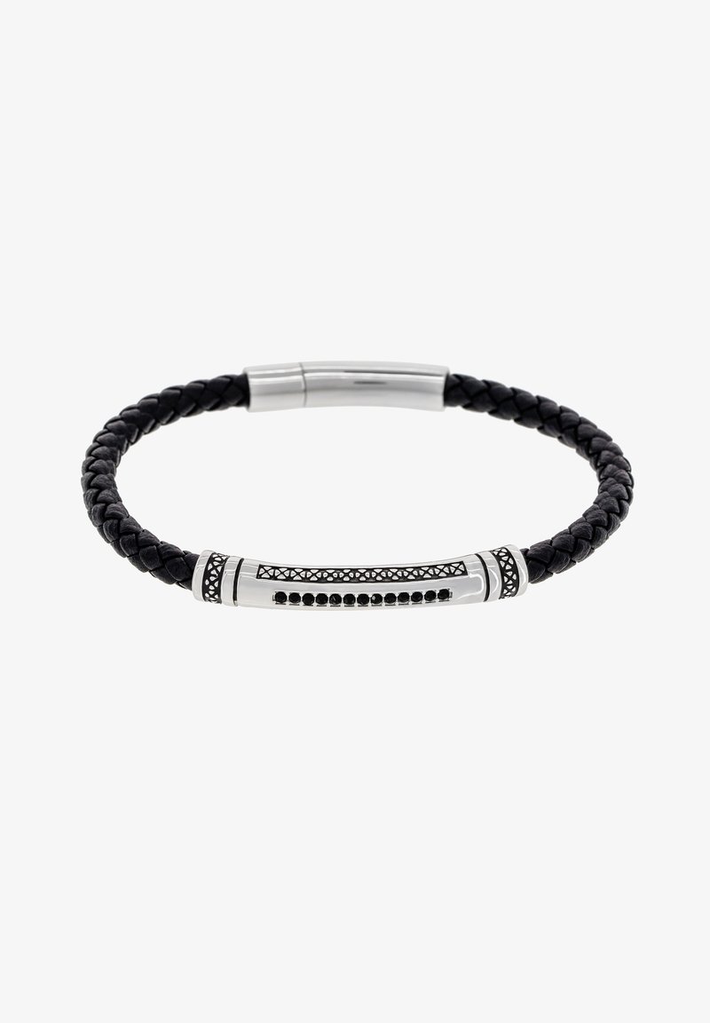 Bracciale in pelle intrecciata nera con chiusura in metallo argentato, dettagli neri e una banda decorata per una maggiore texture.