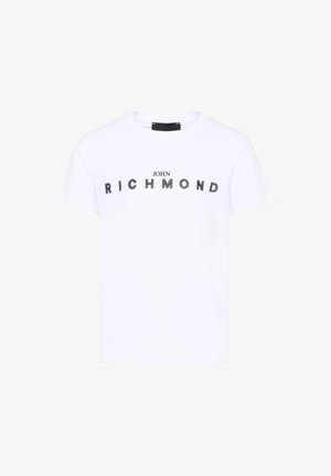 Witte T-shirt met korte mouwen en zwarte tekst "JOHN RICHMOND" in gemengde lettertypen over de borst.