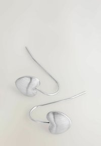 Sudraba sirds formas auskari ar matētu virsmu, ar gludu un minimālistisku stieples āķa dizainu.