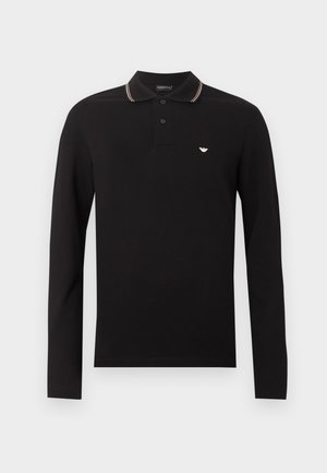 Fekete hosszú ujjú galléros póló kétgombos sliccel, bordázott gallérral, fehér és narancssárga csíkokkal, valamint kis fehér sas logóval a mellrészen.