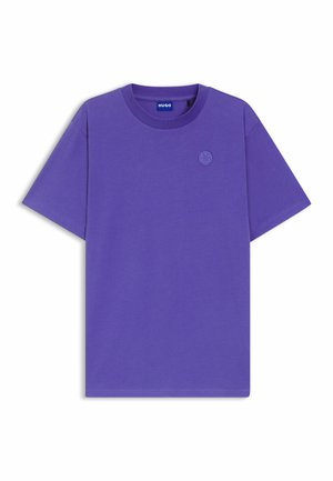 Lila Baumwoll-T-Shirt mit kurzen Ärmeln, Rundhalsausschnitt und gesticktem Logodetail auf der Brust, mit einer glatten Textur und lockerer Passform.