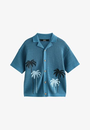 Blaues kurzärmeliges Strickshirt mit Kragen und Knöpfen, mit schwarz-weißen Palmenmotiven auf den vorderen Seiten.