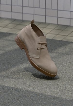 JFWHELSINKI DESERT BOOT - Sportlicher Schnürer - plaza taupe