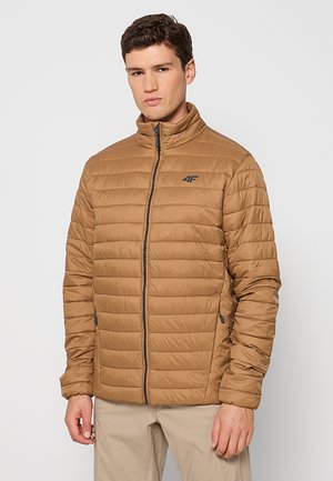 Bruine pufferjack met gequilt ontwerp, hoge boord, ritssluiting en zijzakken. Heeft een klein logo op de borst.