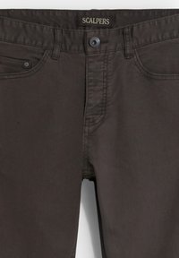 Mørkegrå jeans med en glat tekstur, fem-lomme design og en knaplukning. Har et mærke med navnet "SCALPERS" på linningen.