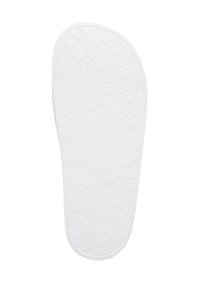 Semelle blanche de sandale avec un motif en relief répétitif du mot "Payfair" et une lettre décorative P.