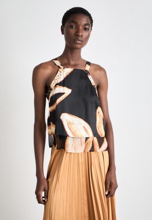 Top en soie noire avec de grands motifs floraux en crème et orange, doté de larges bretelles et d'un ourlet en couches.
