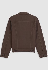 Veste marron à manches longues avec poignets boutonnés, pattes ajustables à boutons à la taille et détails de coutures sur le dos.