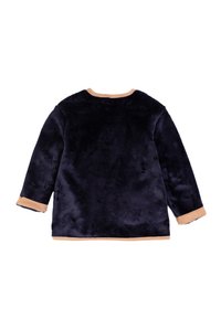 Pullover in pile blu navy con maniche lunghe, bordi beige attorno al collo e ai polsini, texture morbida e senza motivi o grafiche visibili.