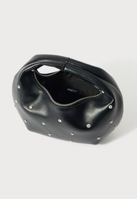 Czarna skórzana torebka z zamkiem błyskawicznym, zaokrąglonym kształtem i ozdobnymi srebrnymi ćwiekami na zewnątrz. Wnętrze z widoczną metką.