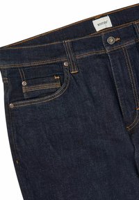 Jeans de mezclilla azul oscuro con costuras de color naranja claro, cinco bolsillos, botones de metal y una etiqueta en la cintura. Textura suave.