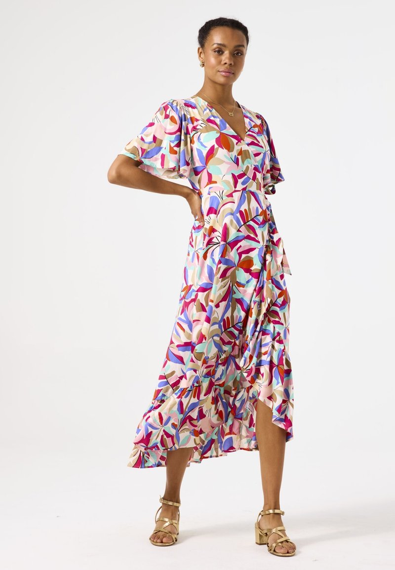 Vestido maxi floral con escote en V, mangas cortas con volantes, en colores vibrantes que incluyen rosa, rojo, azul y verde. Tejido suave y fluido.