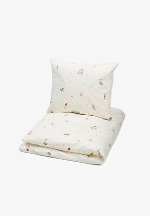 Ensemble de literie en doux tissu crème orné d'illustrations colorées de jouets, de fleurs et de motifs fantaisistes ; comprend une housse de couette et un oreiller.