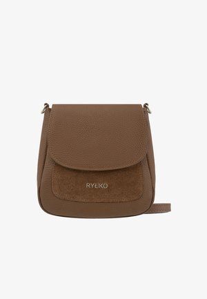 Hnedá kožená crossbody taška s semišovým predným klapkou, ktorá má strieborné kovanie a embosované logo. Čisté línie a kompaktný tvar.