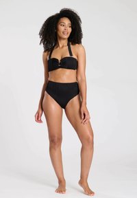 Czarny zestaw bikini z teksturowaną górą bandeau z akcentem w złotym kolorze oraz wysokim, prążkowanym dołem.