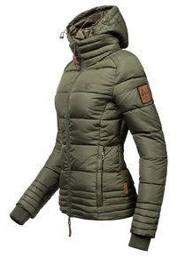 Giubbotto imbottito di colore verde oliva con colletto alto e chiusura a toggle. Presenta una toppa in pelle marrone con logo e tasche laterali con zip.