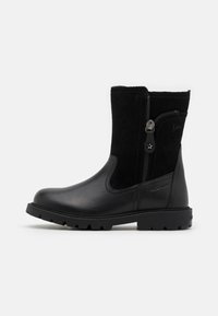 Schwarze Knöchelstiefel mit einer Leder-Zehkappe und Obermaterial aus strukturiertem Stoff, seitlichem Reißverschluss, Gummisohle und wasserabweisenden Details.