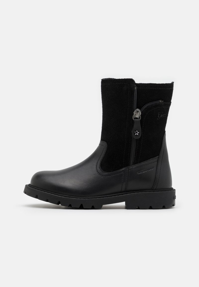 Schwarze Knöchelstiefel mit einer Leder-Zehkappe und Obermaterial aus strukturiertem Stoff, seitlichem Reißverschluss, Gummisohle und wasserabweisenden Details.