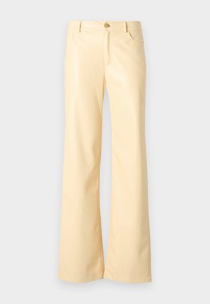 Pantaloni a gamba larga di un giallo pallido, realizzati in un materiale liscio e lucido. Presentano un bottone frontale, due tasche laterali e un taglio dritto.