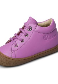 Scarpa in pelle viola con design a collo basso, punta tonda e suola in gomma marrone. Presenta occhielli argentati e lacci coordinati.