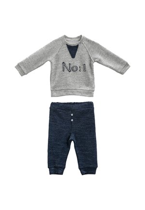 Peuter twee-delige outfit bestaande uit een grijze sweatshirt met lange mouwen met de tekst "No: 1" en donkerblauwe gebreide broek met knoopdetails.
