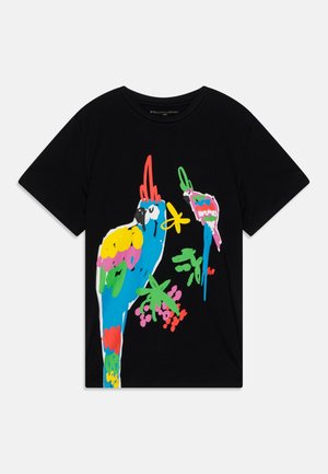 T-shirt noir arborant un graphisme vibrant de deux oiseaux colorés avec des accents floraux, réalisé en traits audacieux et picturaux.