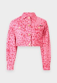 Różowa krótka kurtka z nadrukiem czerwonych ust, złotymi guzikami, dwoma przednimi kieszeniami z patkami, długimi rękawami i klasycznym kołnierzem.