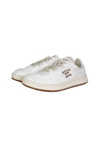 Sneakers in tela bianca con lacci beige, dotati di ricamo "Qualsiasi cosa può essere cambiata", cuciture testurizzate e suola in gomma marrone chiaro.