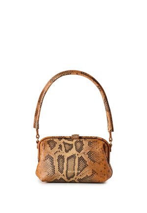 Brązowa torebka z wzorem imitującym skórę węża, z pojedynczym zakrzywionym uchwytem i zamknięciem na zatrzask, pokazana na białym tle.