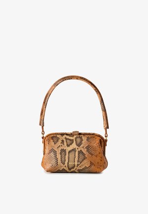 Sac à main marron motif peau de serpent, avec une seule poignée courbée et une fermeture à boucle, présenté sur fond blanc.