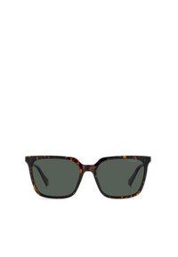 Occhiali da sole tartaruga con lenti polarizzate verdi, dotati di una montatura quadrata e un design elegante. Accenti di toni più scuri in tutto.