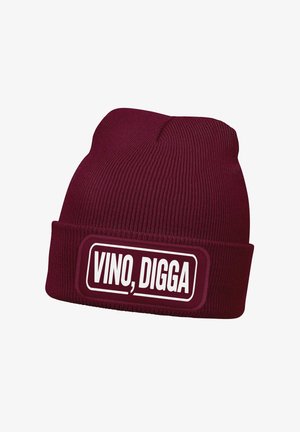 Bordeauxrote gestrickte Mütze mit einem erhabenen weißen rechteckigen Patch vorne, auf dem in fetten Buchstaben "VINO, DIGGA" steht.