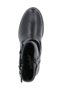 Botín negro de cuero hasta el tobillo con una superficie lisa y brillante, cremallera lateral y costuras decorativas. El interior cuenta con un forro suave.
