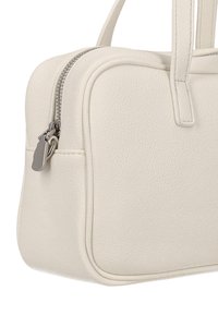 Krém színű bőr táska, téglalap alakú, cipzáras záródással és ezüst színű fémrészekkel. Simább textúrájú és egyszerű kialakítású.
